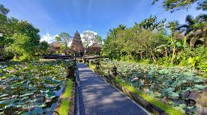 Pura Saraswati: Permata Tersembunyi di Jantung Ubud